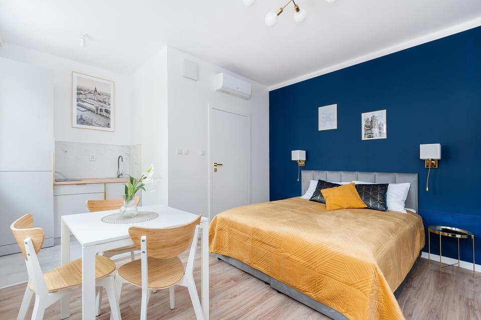 Bed, Living room, Dining area, Bedroom