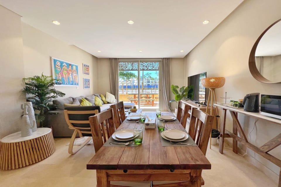 TV and multimedia, Living room, Seating area, Dining area
