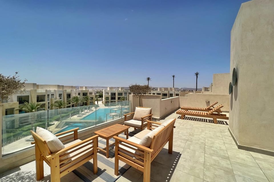 Balcony/Terrace, Seating area, Pool view