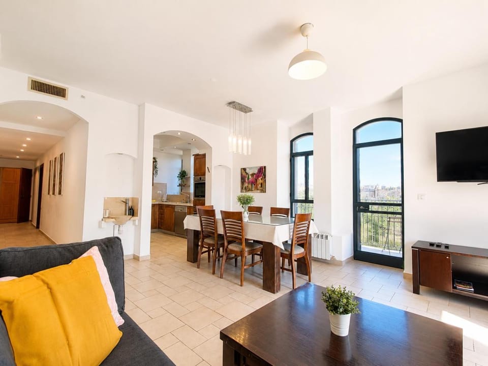 Patio, Communal lounge/ TV room, TV and multimedia, View (from property/room), Balcony/Terrace, Balcony/Terrace, Living room, Dining area, Landmark view, Area and facilities, heating, air conditioner
