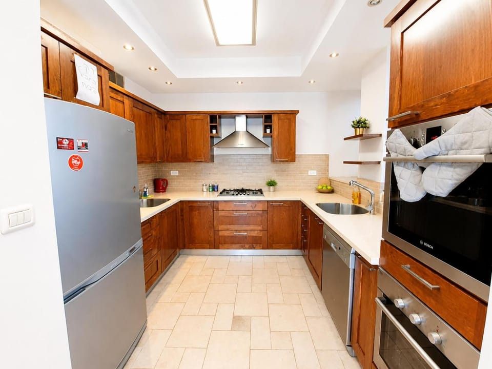 Coffee/tea facilities, View (from property/room), dishwasher, oven, stove, kitchen
