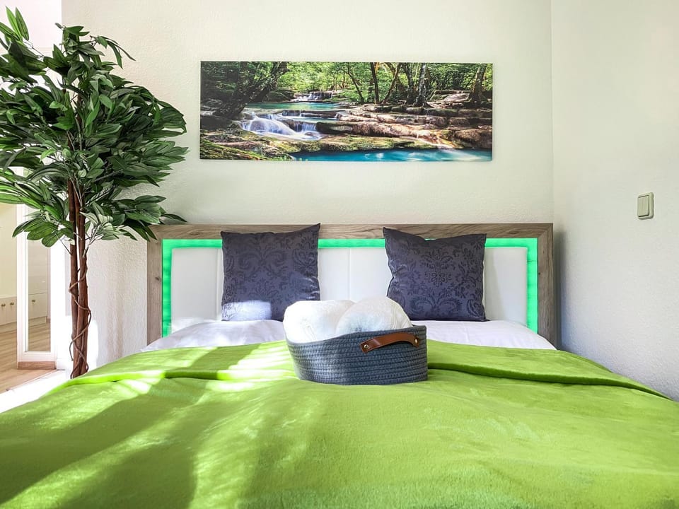Bed, Bedroom, towels