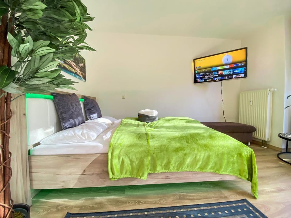 Bed, TV and multimedia, Photo of the whole room, Bedroom