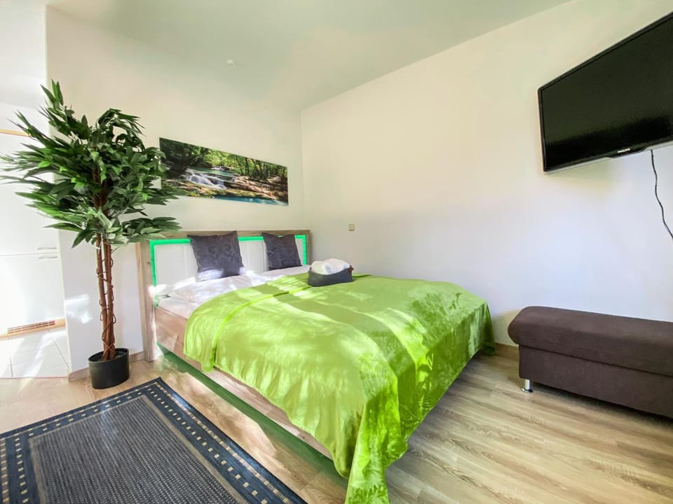 Bed, TV and multimedia, Photo of the whole room