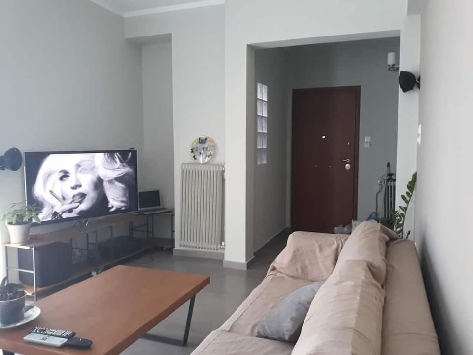 TV and multimedia, Living room, Seating area, Evening entertainment