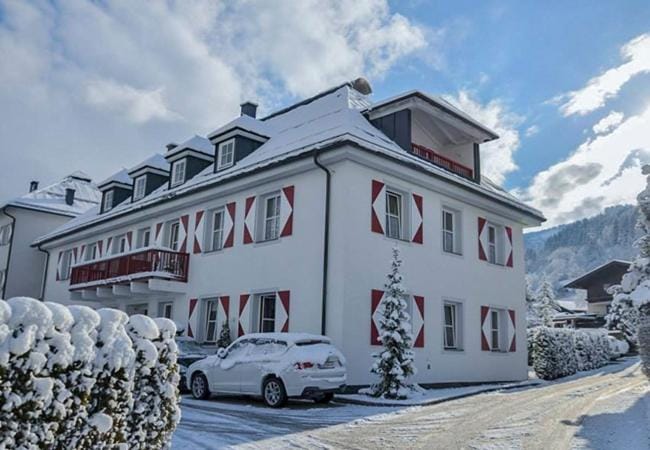 Property building, Balcony/Terrace, Parking