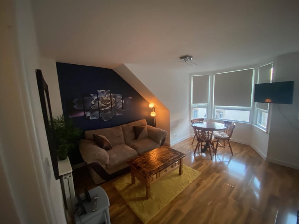 TV and multimedia, Kitchen or kitchenette, Living room, Seating area, Dining area