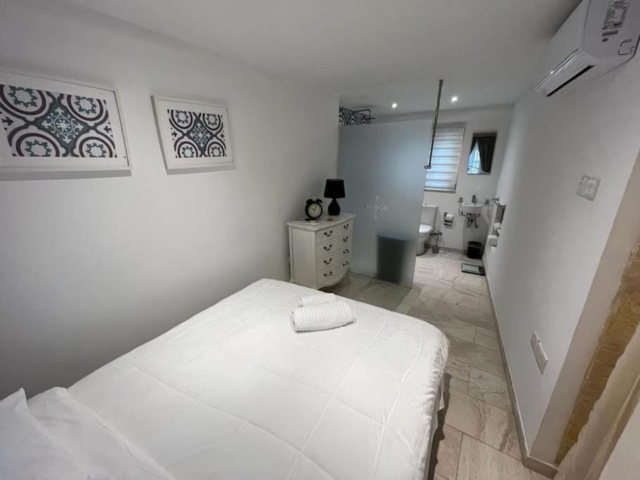 Bed, Bathroom, Bedroom, towels