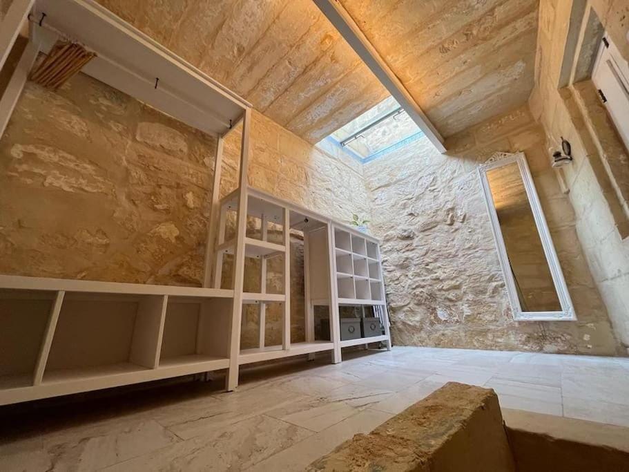 Charming 200 year old cottage with yard House in Malta