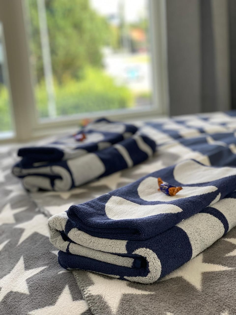 Bed, towels