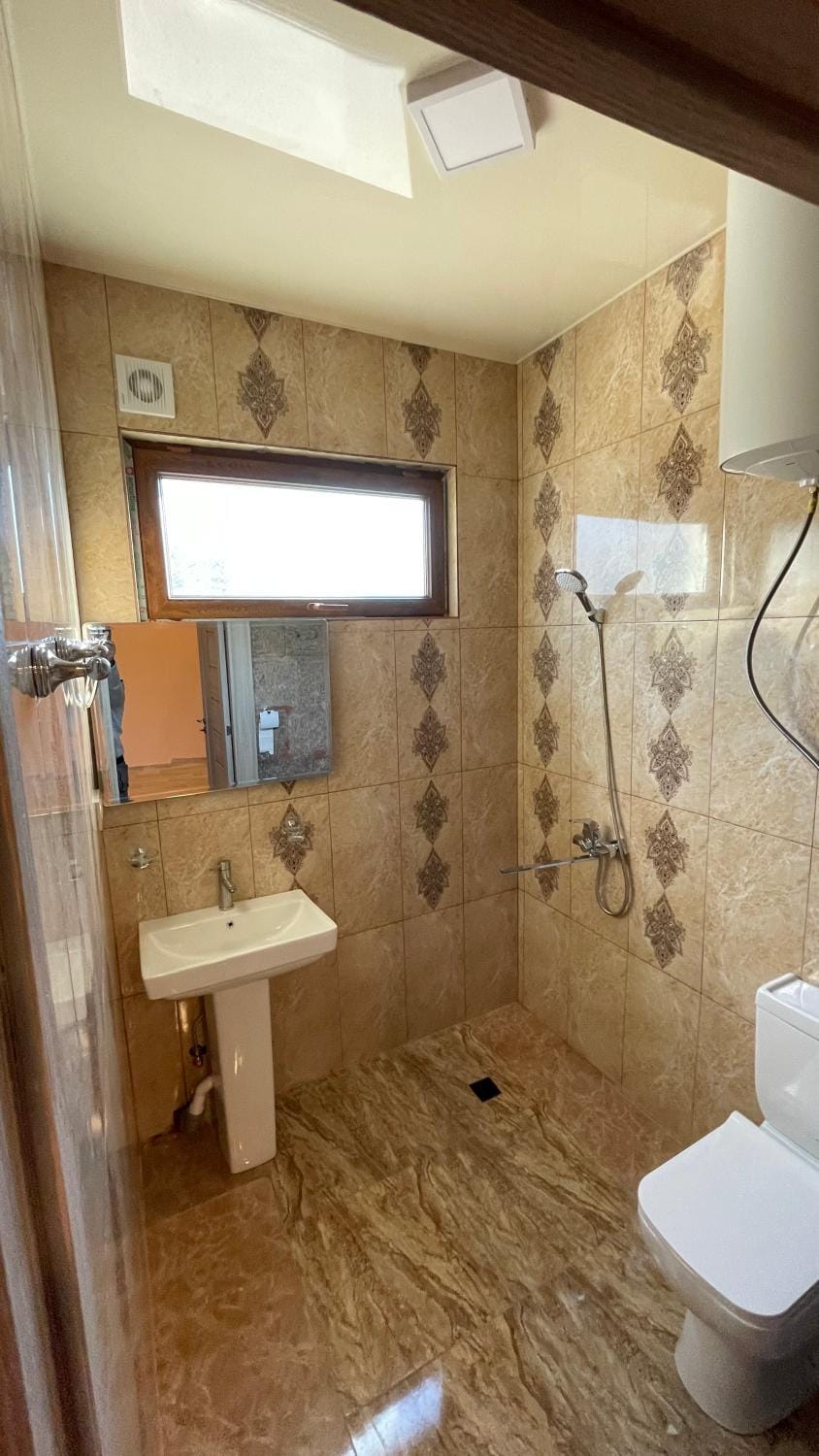 Shower, Toilet