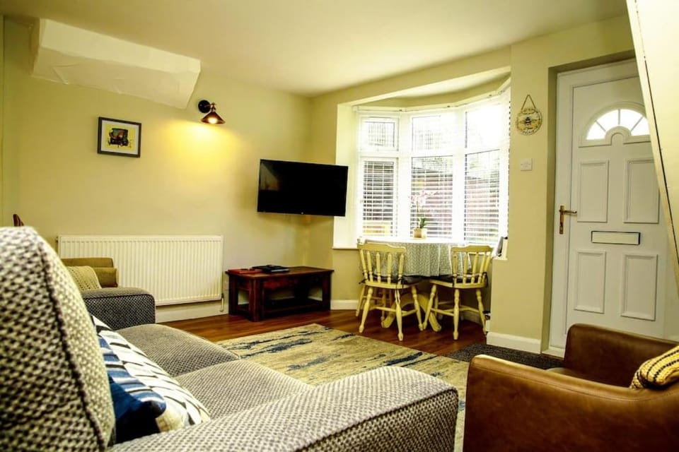 Hidden Gem Canal Facing Retreat with lovely walks House in North Warwickshire District
