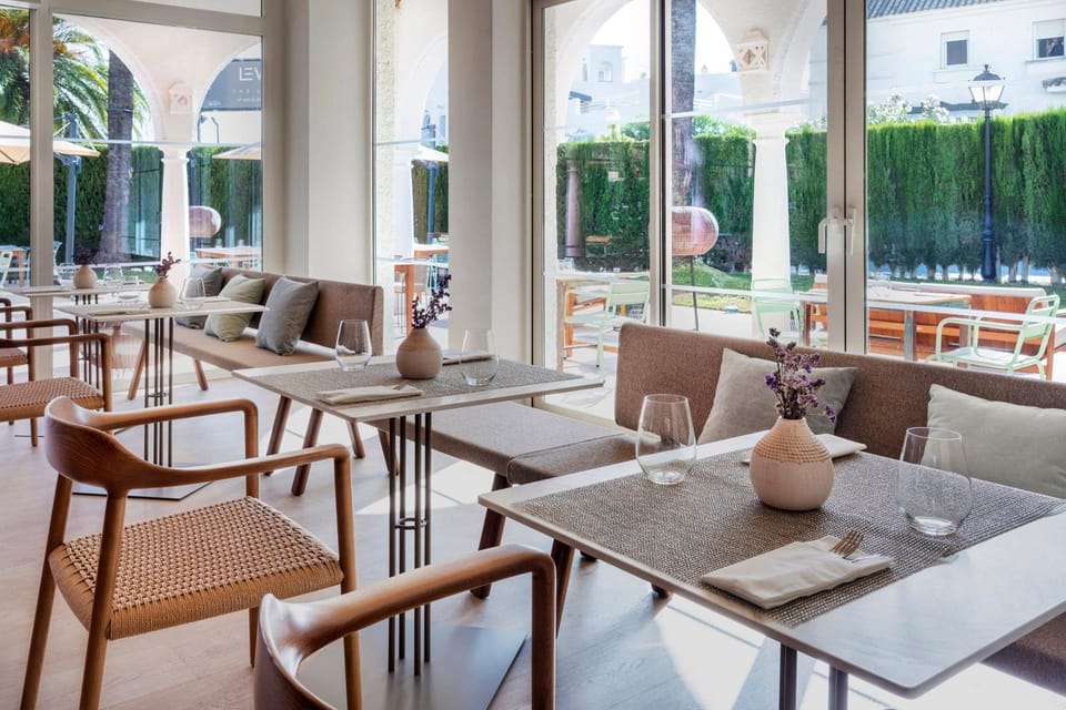 Restaurant/places to eat, Garden, View (from property/room), Balcony/Terrace, Dining area, Drinks