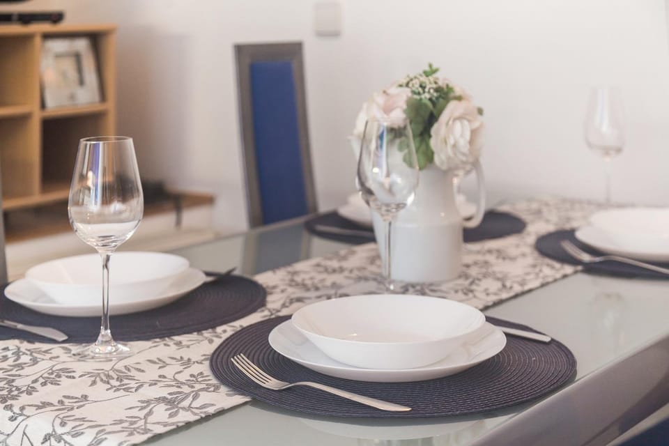 Food and drinks, Seating area, Dining area