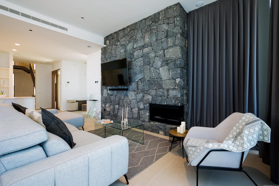 Communal lounge/ TV room, TV and multimedia, Living room, Seating area, Evening entertainment