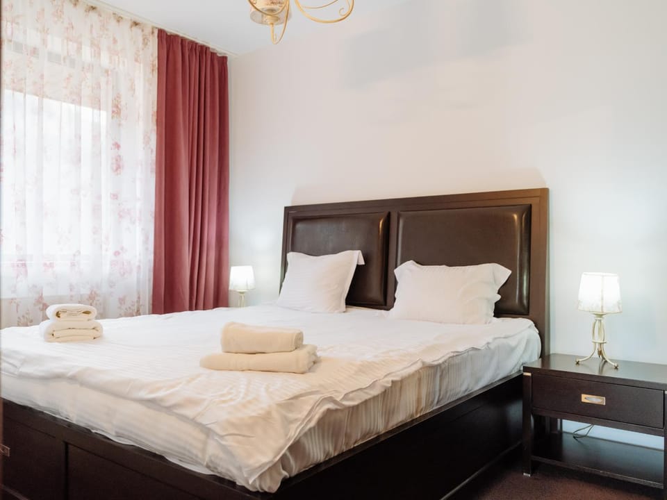 Bed, Bedroom, towels