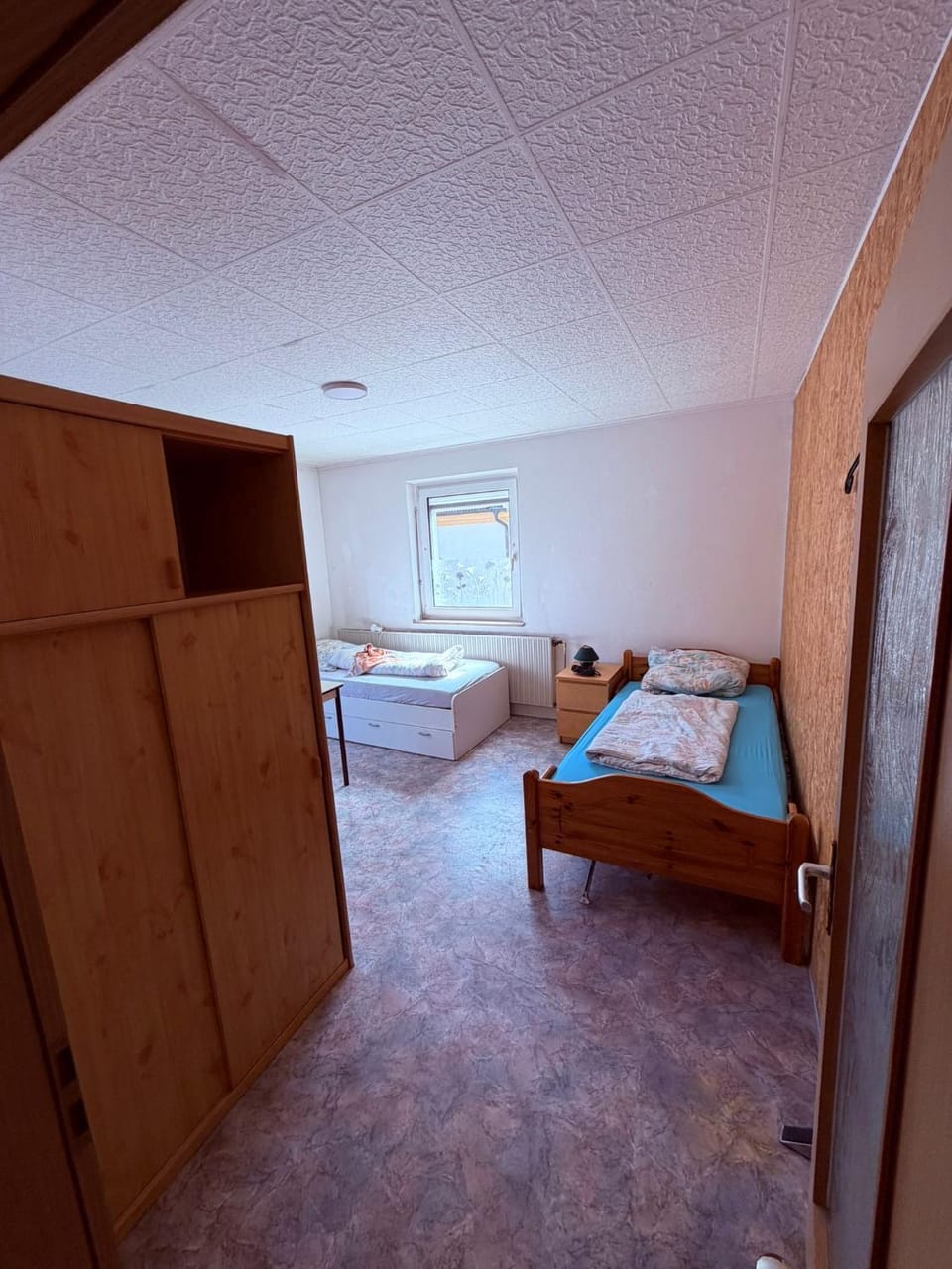 Photo of the whole room, Bedroom, wardrobe