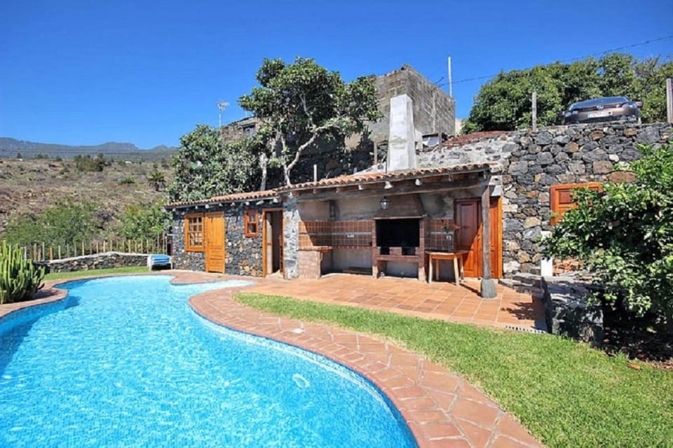 BBQ facilities, Garden, Solarium, Mountain view, Sea view, Swimming pool, sunbed