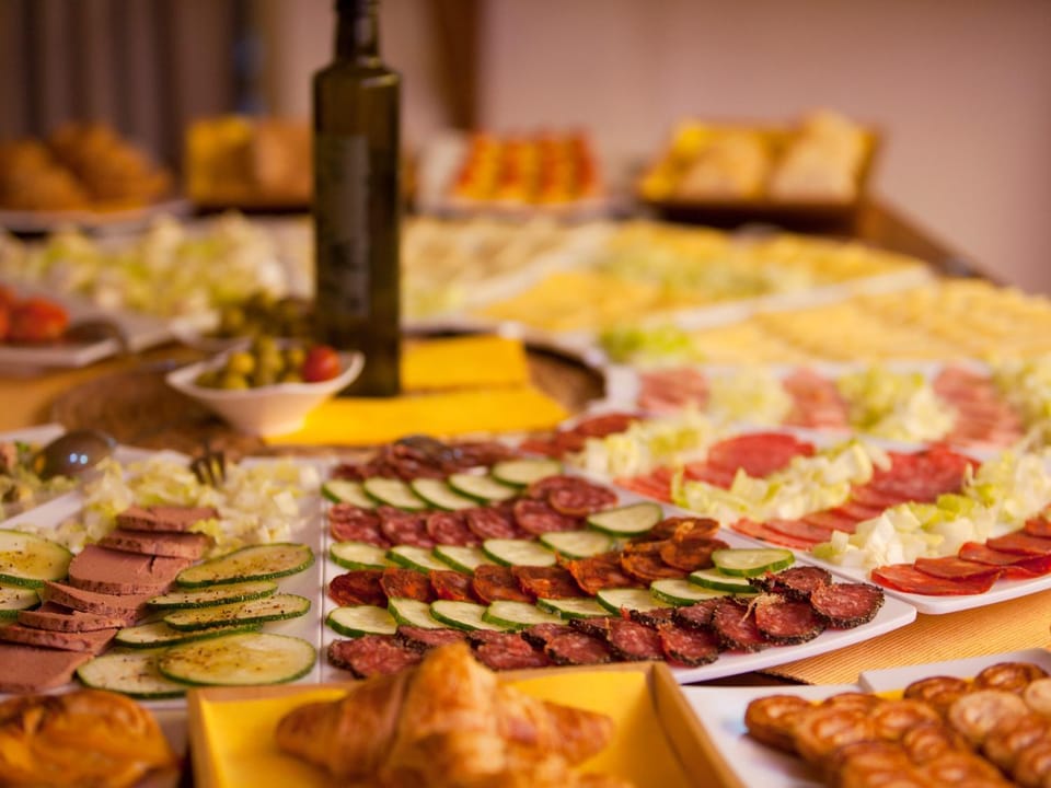 Restaurant/places to eat, Food and drinks, Meals, Buffet breakfast