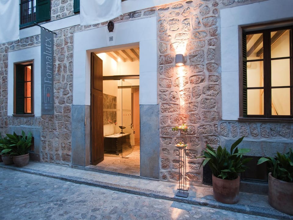 Facade/entrance