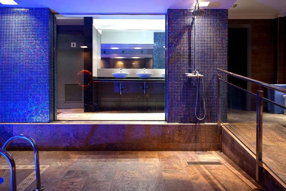 Shower, Spa and wellness centre/facilities
