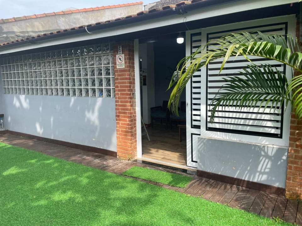 Casa em Itanhaém Pé na Areia ! A 100 metros do mar House in Itanhaém