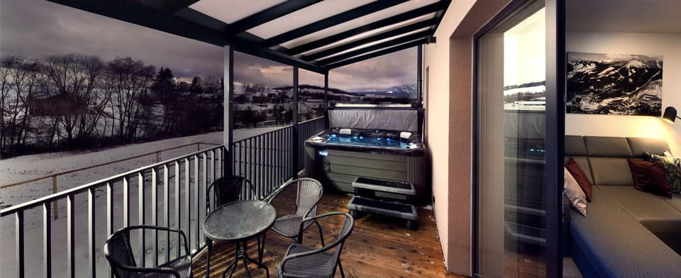Hot Tub, View (from property/room), Balcony/Terrace, Balcony/Terrace, Seating area, Evening entertainment, Mountain view, Sunset