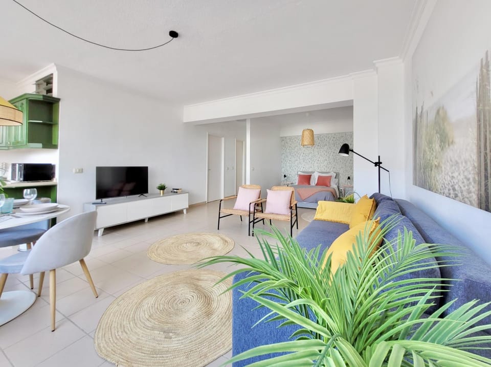 Bed, TV and multimedia, Living room, Seating area, Dining area, Bedroom