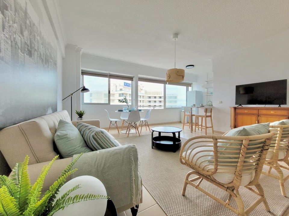 TV and multimedia, Living room, Seating area, Dining area