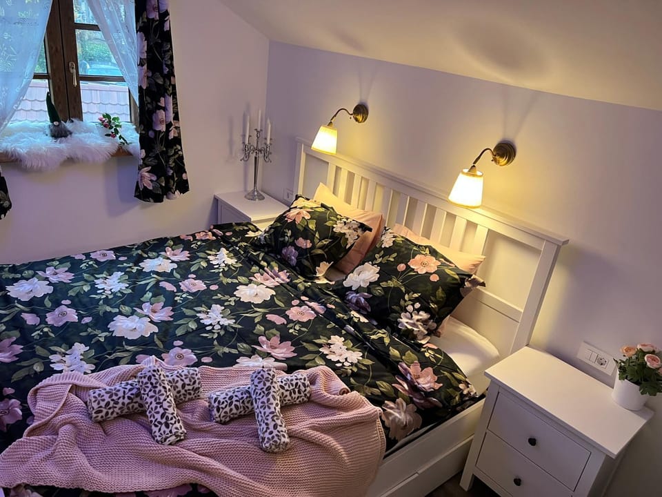 Bed, Photo of the whole room, Bedroom, towels