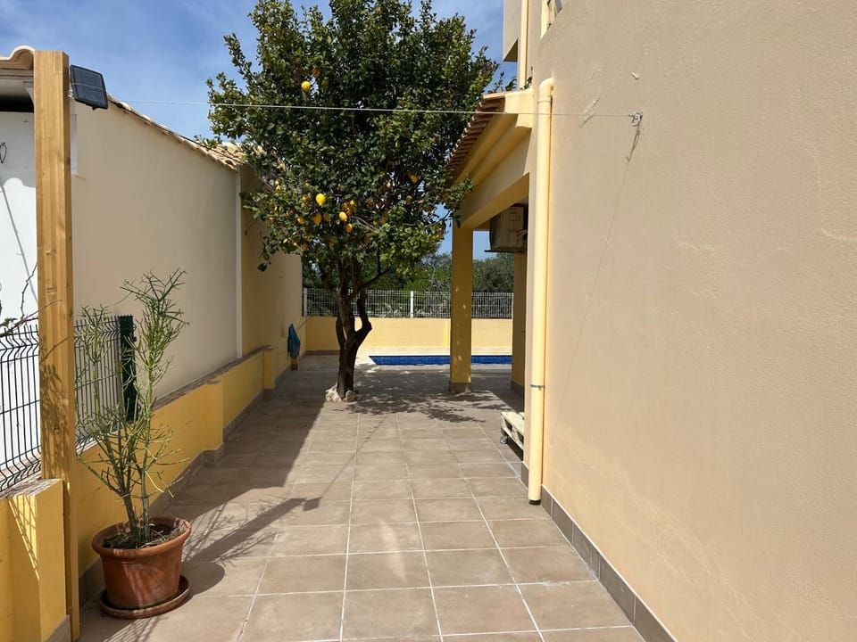vila pinheiro House in Moncarapacho