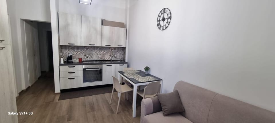 Kitchen or kitchenette, Dining area, oven