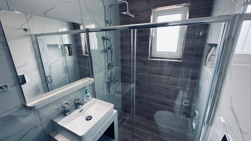 Shower, Toilet