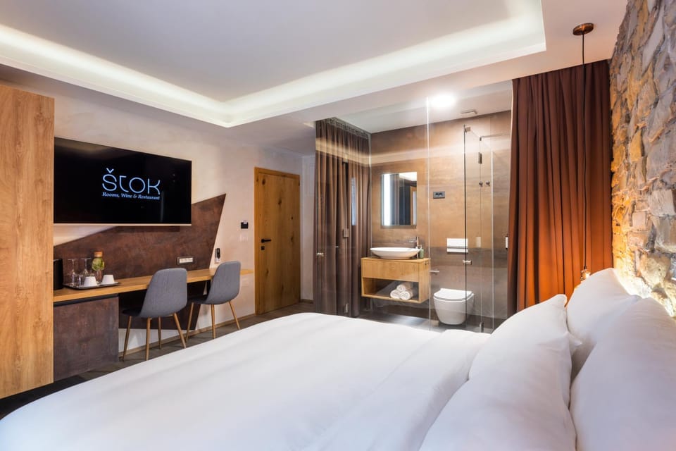 TV and multimedia, Photo of the whole room, Bedroom
