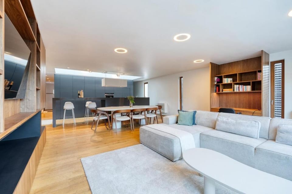 Communal lounge/ TV room, TV and multimedia, Kitchen or kitchenette, Living room, Seating area, Dining area, Evening entertainment