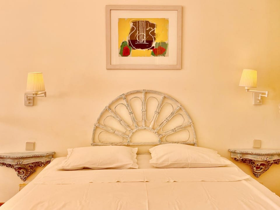 Bed, Photo of the whole room, Decorative detail, Bedroom