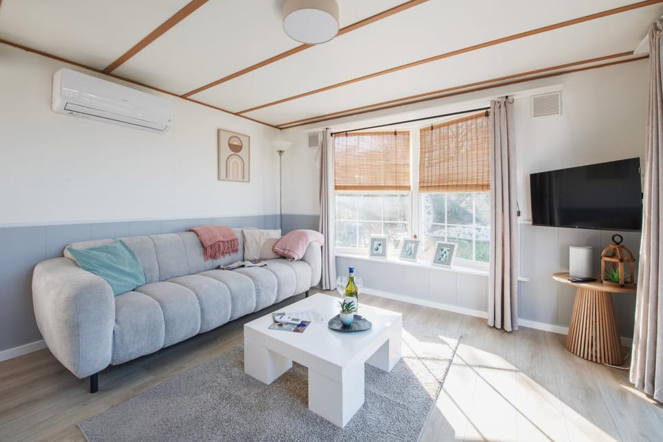 TV and multimedia, Living room, Seating area, air conditioner