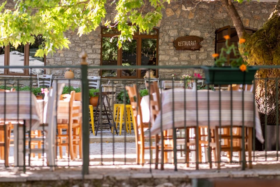 Restaurant/places to eat, Facade/entrance, On site