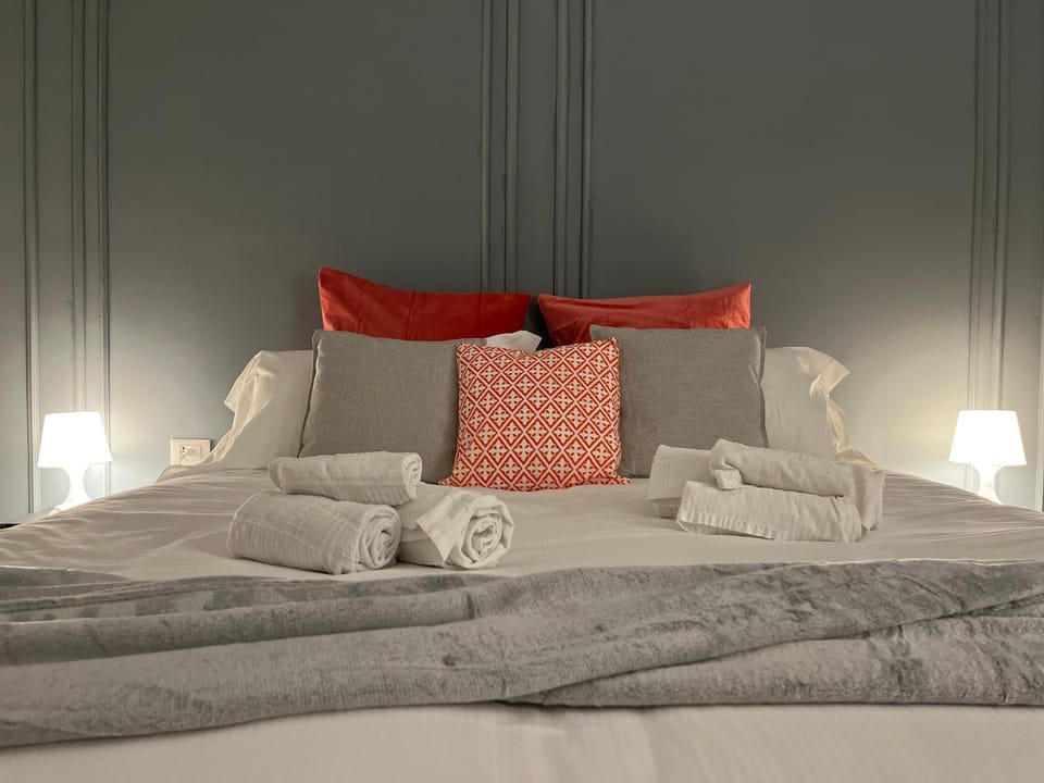 Bed, Bedroom, towels