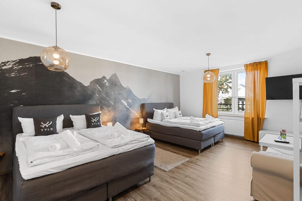 Bed, TV and multimedia, Bedroom, towels