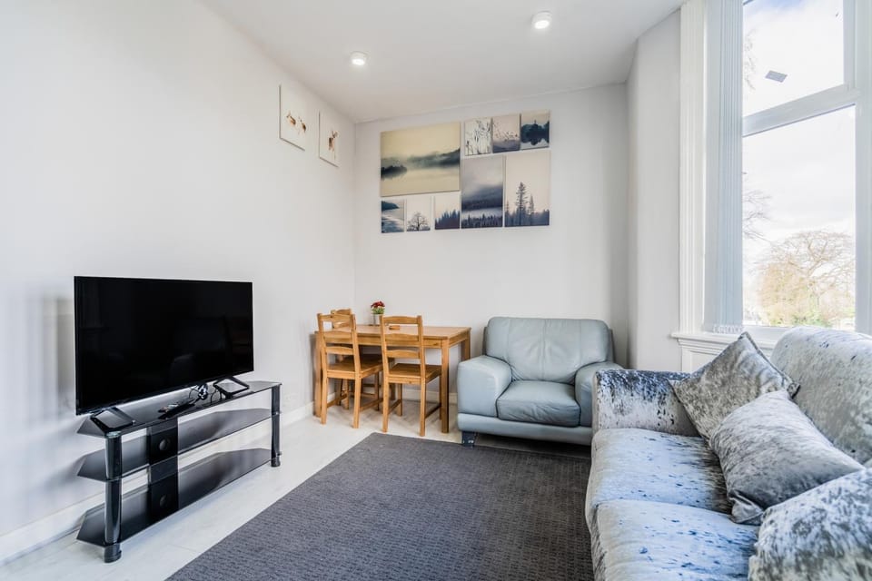 Communal lounge/ TV room, TV and multimedia, Living room, Seating area, Evening entertainment