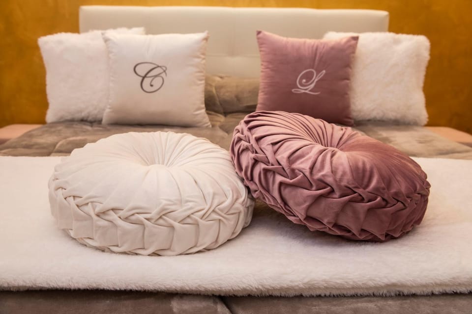 Bed, Photo of the whole room, Decorative detail, Decorative detail, Bedroom