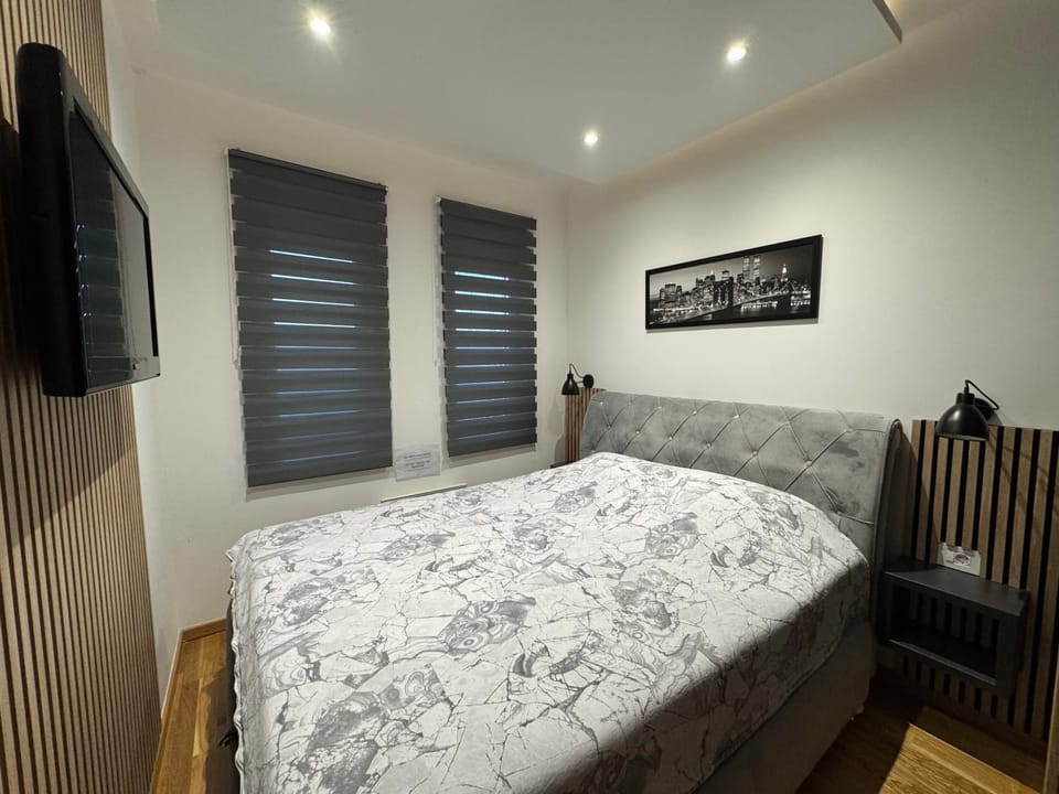 Bed, TV and multimedia, Bedroom