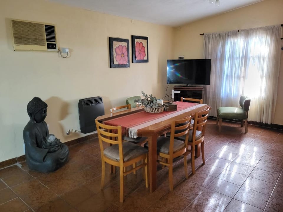 Communal lounge/ TV room, TV and multimedia, Dining area