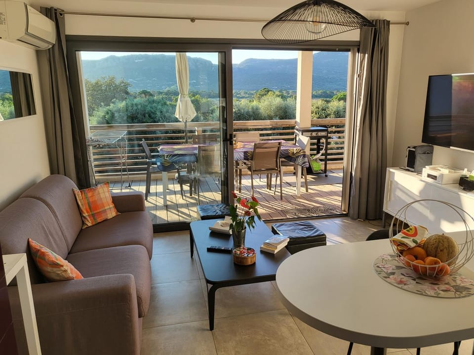 View (from property/room), Balcony/Terrace, Living room
