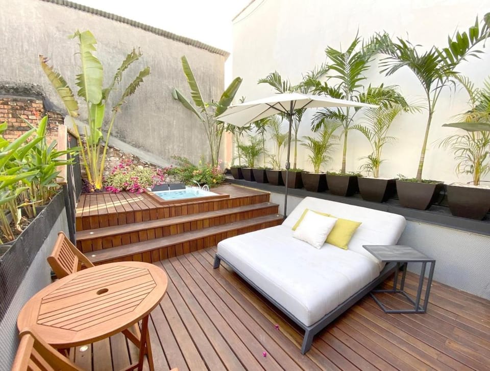 Patio, Spring, Hot Tub, View (from property/room), Balcony/Terrace, Living room, Garden view