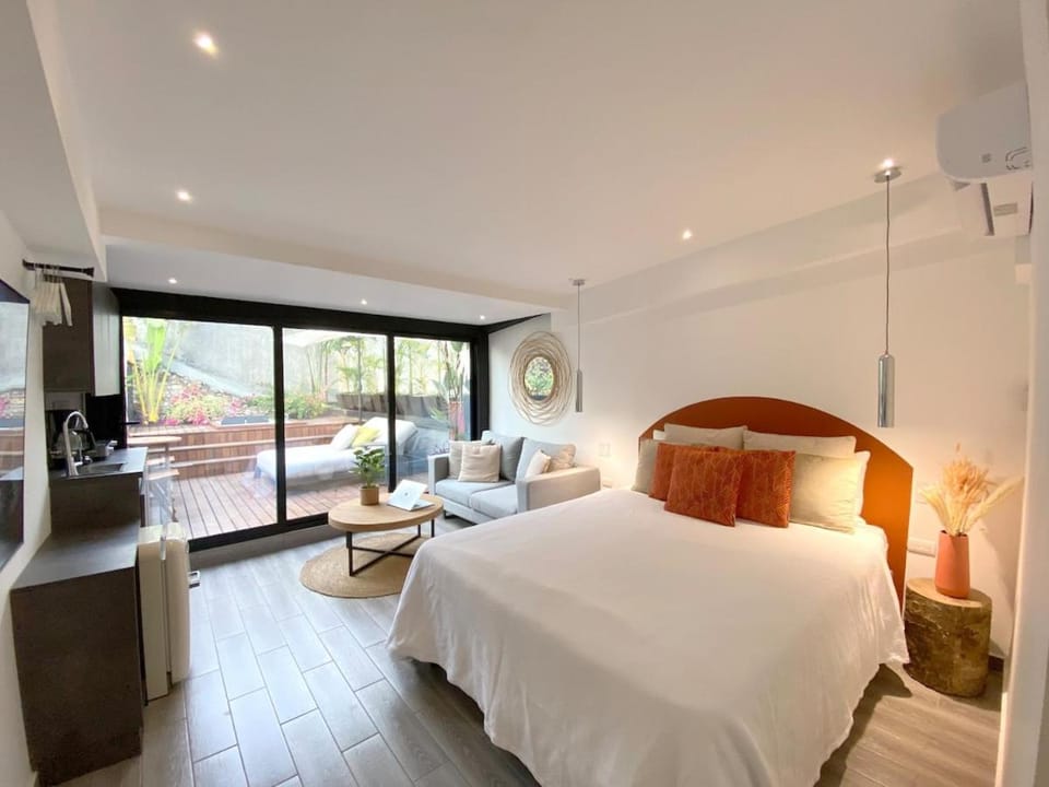 Bed, TV and multimedia, Kitchen or kitchenette, Photo of the whole room, Bedroom