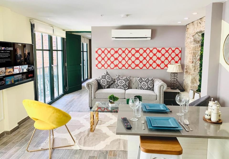 Living room, Seating area, Dining area, internet, air conditioner