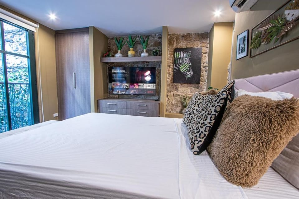 Bed, TV and multimedia, Living room, Photo of the whole room, Bedroom