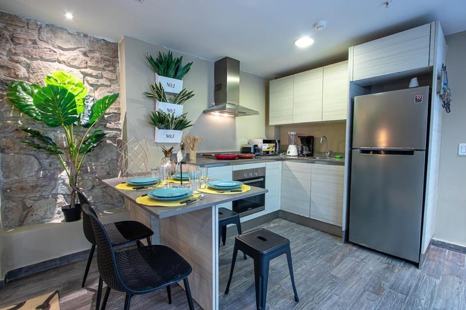 Kitchen or kitchenette, Living room, Seating area, Dining area, oven, pet friendly, stove